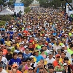 ２０２２年の神戸マラソンで、一斉にスタートするランナーたち＝２０２２年１１月２０日、神戸市中央区加納町６