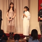 「神戸マラソン２０２３」のレセプションでランナーにエールを送るゲストの田中希実さん（右から２人目）ら＝１８日夜、神戸市中央区、神戸ポートピアホテル（撮影・小林良多）