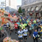 南京町前を通るランナーたちにエールを送る「龍舞」＝１９日午前、神戸市中央区（撮影・風斗雅博）