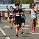 ゴール前の直線を駆け抜けるランナーら＝１９日午前、神戸市中央区（撮影・小林良多）