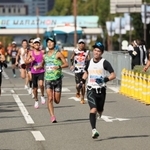 ゴール前の直線を駆け抜けるランナーら＝１９日午前、神戸市中央区（撮影・小林良多）