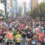 神戸の街中を颯爽と駆けるランナーたち＝１９日午前、神戸市中央区（撮影・風斗雅博）