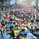 神戸市役所前を一斉にスタートするランナー＝１９日午前、神戸市中央区加納町６（撮影・笠原次郎）