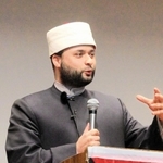 ガザ地区の親類を空爆で亡くし、思いを語る神戸ムスリムモスクのイマーム、サラ・フッデーンさん＝神戸市中央区