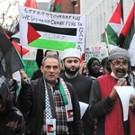 ガザ地区への攻撃をやめるよう求めてデモ行進する人々＝神戸市中央区