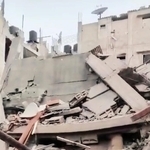 イスラエルによる空爆で崩れた建物。この下からサラフッデーンさんの親類の女性１人と子ども２人が見つかったという（サラフッデーンさん提供）