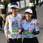 父と娘、２人でたどり着いたフィニッシュ。万感の思いをにじませる畑中昌彦さん（左）と希ララさん＝１９日午後、神戸市中央区（撮影・小林良多）