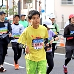 神戸の街を力走する松浦慎一さん＝１９日午後、神戸市兵庫区（撮影・山崎　竜）