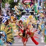 華やかな衣装をまとい、パレードするサンバダンサーら＝２０２３年５月２８日午後、神戸市中央区
