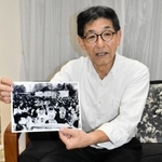 ６１年前のパレードで先頭のオープンカーに乗り込んでいた藤本義人さん＝神戸市東灘区