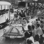 パレードを一目見ようと、神戸市電の窓から身を乗り出す乗客も＝１９６２年１０月