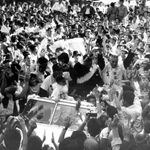 大勢のファンに囲まれたパレードのオープンカー＝１９６２年１０月