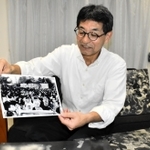 ６１年前のパレードで先頭のオープンカーに乗り込んでいた藤本義人さん＝神戸市東灘区