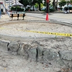 石積みの落下事故があった芦原公園の砂場（尼崎市提供）