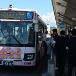 ウッディタウン地区を循環する中型自動運転バス＝三田市けやき台１