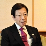 就任１０年の節目を前にインタビューに応じる久元喜造神戸市長＝同市役所
