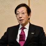 就任１０年の節目を前にインタビューに応じる久元喜造神戸市長＝同市役所