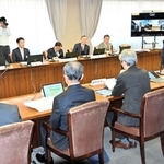 新年度予算の編成に向け、意見を交わす兵庫県幹部と市町長ら＝県庁