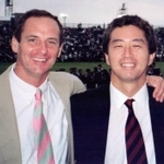 ２００２年の早稲田大－オックスフォード大戦後、記念写真に納まる奥克彦さん（右）とレジ・クラークさん（クラークさん提供）