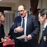 神戸で開かれた受章記念パーティーで談笑するレジ・クラークさん。神戸製鋼や奥克彦さんの母校・県立伊丹高校ラグビー部の関係者らが集った＝１７日、神戸市中央区八幡通２、ＫＲ＆ＡＣ