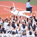 パ・リーグで３連覇を飾り、選手らに胴上げされるオリックス・中嶋聡監督＝９月２０日、京セラドーム大阪