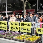 パレードの開始を待つ観客ら＝２３日午前、神戸市中央区・東遊園地付近