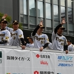 観客に手を振る近本（左端）ら阪神の選手たち＝２３日午前、神戸市中央区加納町（撮影・三津山朋彦）