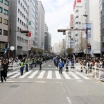 パレード開始前の三宮中央通り。道の両端に観客があふれた＝２３日午前、神戸市中央区、神戸国際会館前交差点から