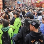 阪神Ｖパレード終了後、多くの人で賑わった南京町＝神戸市中央区栄町通１