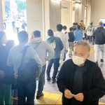 利用客で長蛇の列ができるなど混雑する阪神元町駅＝神戸市中央区