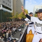 沿道の観衆に手を振って応えるオリックスの中嶋監督（手前）ら＝２３日午前、大阪市中央区（代表撮影）