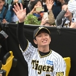 バスの上から沿道のファンに手を振る近本光司外野手＝２３日午前、神戸市中央区（撮影・高部洋祐）
