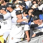 バスの上からファンに手を振る杉本裕太郎外野手（中央）らオリックスナイン＝２３日午後、神戸市中央区（撮影・高部洋祐）