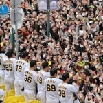 日本一を果たした阪神の選手を祝福する人たち＝２３日午前、神戸市中央区（撮影・藤家　武）