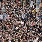 日本一を果たした阪神の選手を祝福する人たち＝２３日午前、神戸市中央区（撮影・藤家　武）