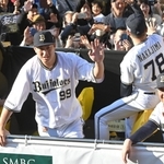 バスの上からファンに手を振る杉本裕太郎外野手（中央）らオリックスナイン＝２３日午後、神戸市中央区（撮影・高部洋祐）