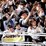 選手を乗せたバスが近づき、一斉にスマートフォンを掲げるオリックスファンら＝２３日午後、神戸市中央区（撮影・大森　武）