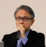 講演する神戸新聞社の霍見真一郎・報道部デスク兼編集委員＝２３日午後、横浜市中区