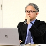 講演する神戸新聞社の霍見真一郎・報道部デスク兼編集委員＝２３日午後、横浜市中区