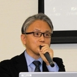 講演する神戸新聞社の霍見真一郎・報道部デスク兼編集委員＝２３日午後、横浜市中区