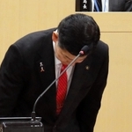 「混乱を招いた」として頭を下げる三田市の田村克也市長＝三田市議会議場