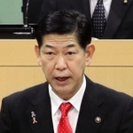 三田市民病院の再編統合を再開すると表明した田村克也三田市長＝２４日午前、三田市議会議場