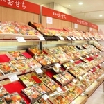 阪神梅田本店のおせち料理の特設コーナー。取材時に残りわずかだった「阪神タイガースおせち」はその後、完売した＝大阪市北区梅田１