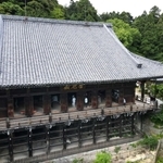 舞台造りの書写山円教寺の摩尼殿＝姫路市書写（ドローンで撮影）