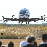 試験飛行で騒音のレベルを検証した空飛ぶクルマ＝２４日午後、尼崎市東海岸町（撮影・吉田敦史）