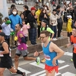 「がんばれー」「ファイトー」。沿道の声援を受けながら快走するランナーたち＝神戸市垂水区