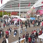 試合開始前、スタジアム周辺に集うヴィッセル神戸のサポーターたち＝２５日午前、神戸市兵庫区、ノエビアスタジアム神戸（撮影・風斗雅博）