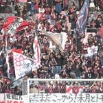 試合前、スタンドで応援歌を高らかに歌う神戸サポーター＝２５日午後、神戸市兵庫区、ノエビアスタジアム神戸（撮影・風斗雅博）