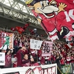試合前に気勢を上げる神戸サポーター＝２５日午後、神戸市兵庫区御崎町１、ノエビアスタジアム神戸（撮影・中西幸大）