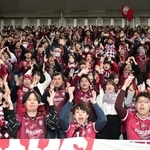 試合前に気勢を上げる神戸サポーター＝２５日午後、神戸市兵庫区御崎町１、ノエビアスタジアム神戸（撮影・中西幸大）